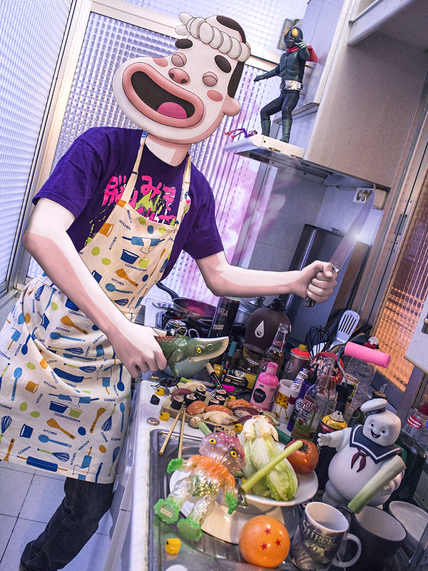 Imagem de Cozinheiro cercado de brinquedos e com partes do corpo em formas de desenho animado