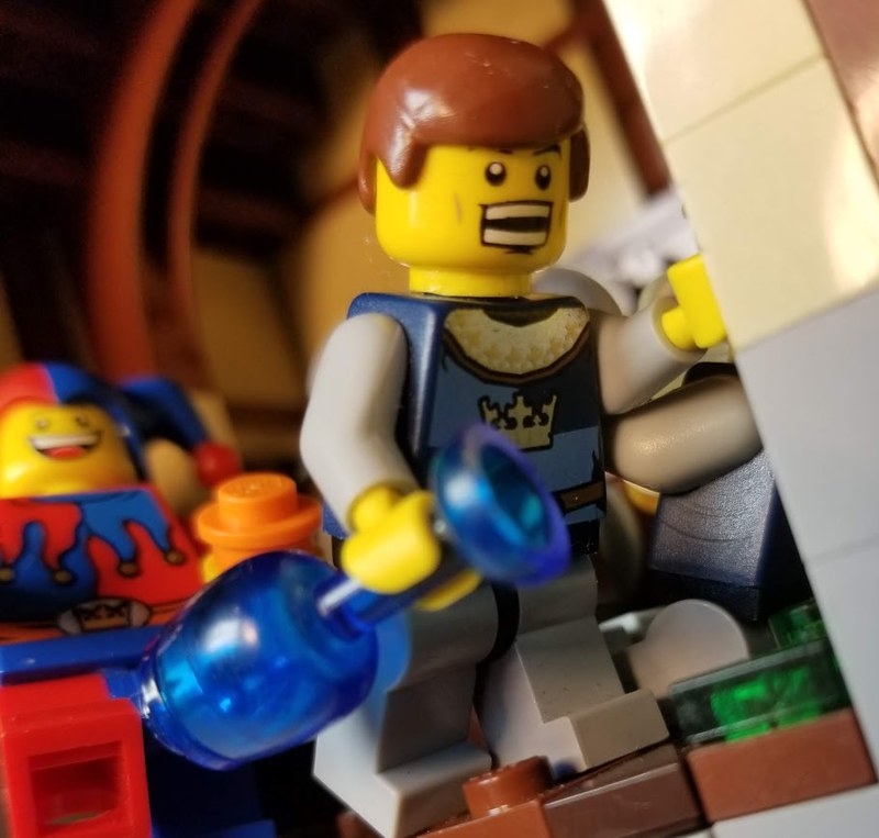 Imagem contendo LEGO Bebendo direto da garrafa